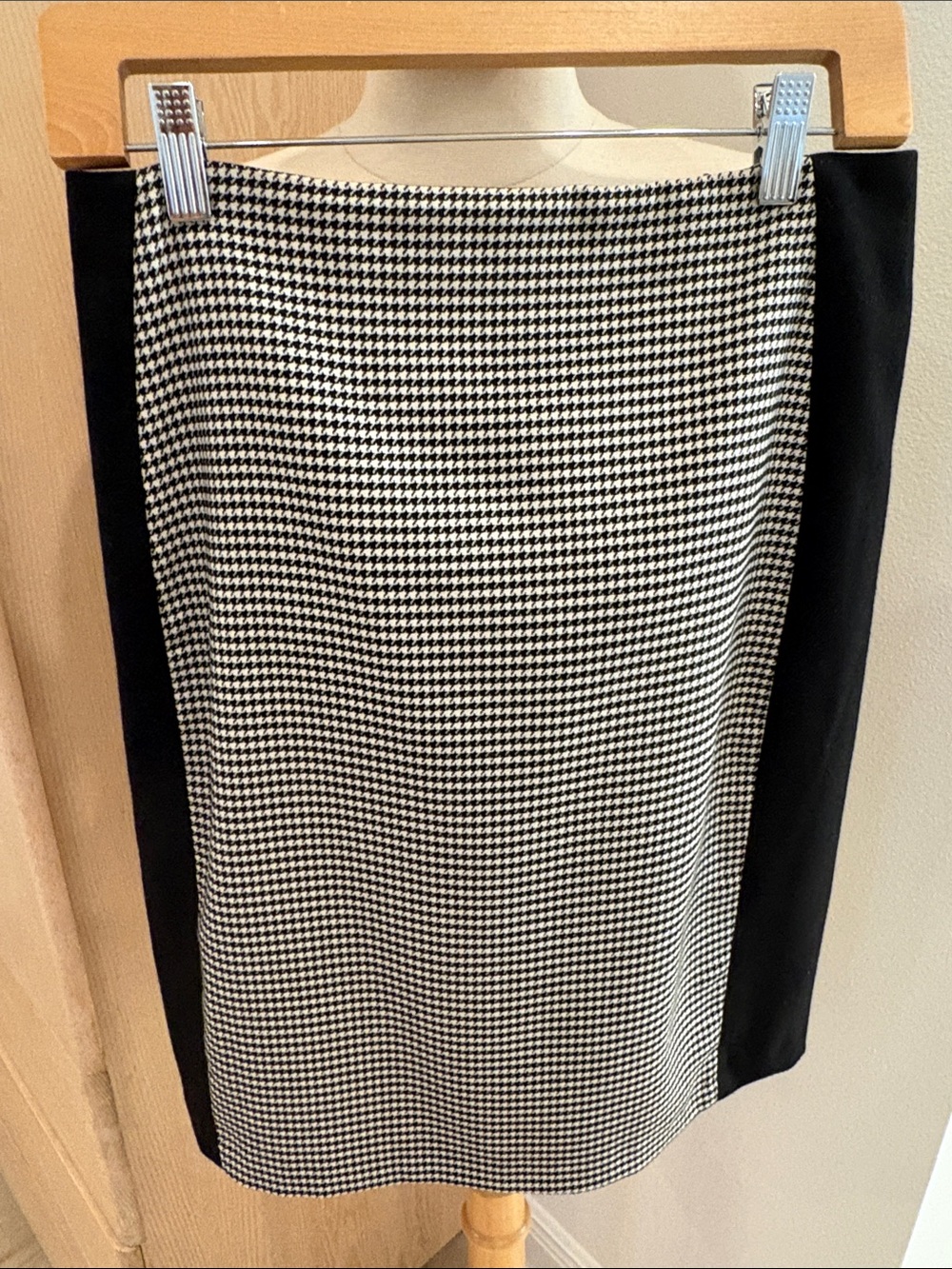 White House Black Market Black and White Houndstooth Pencil Skirt